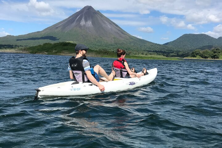 Aventura en Kayak en el Lago Arenal con Guía Local - Photo 1 of 12